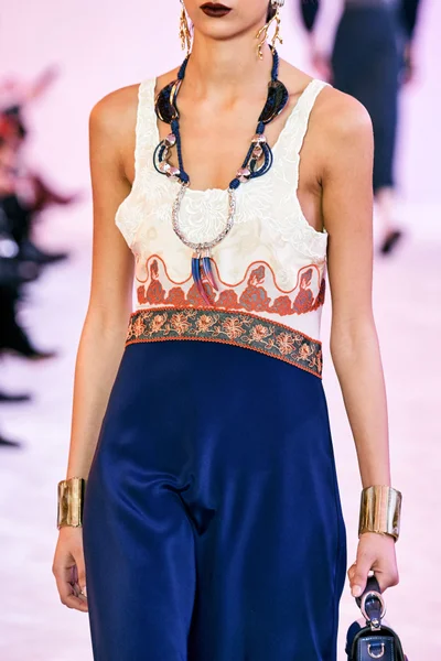 Look 48